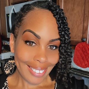 Meet your Posher, Cynthia